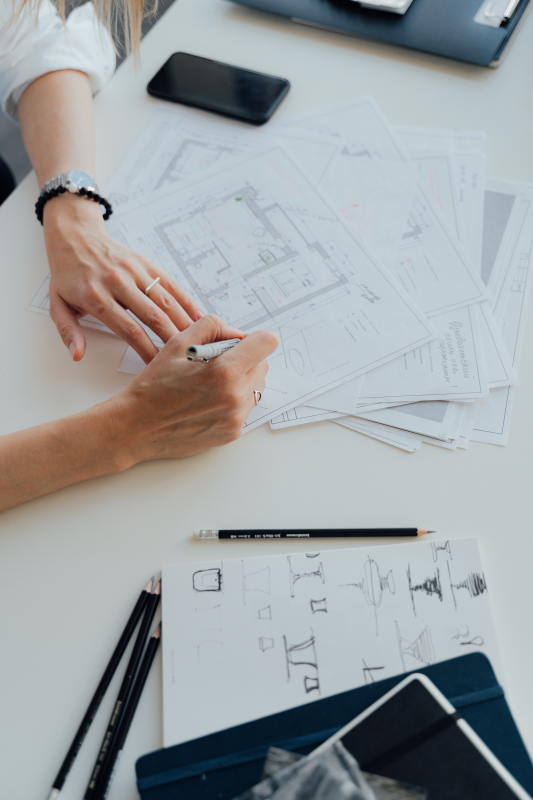 Photo d'une architecte dessinant des plans de maison en Normandie