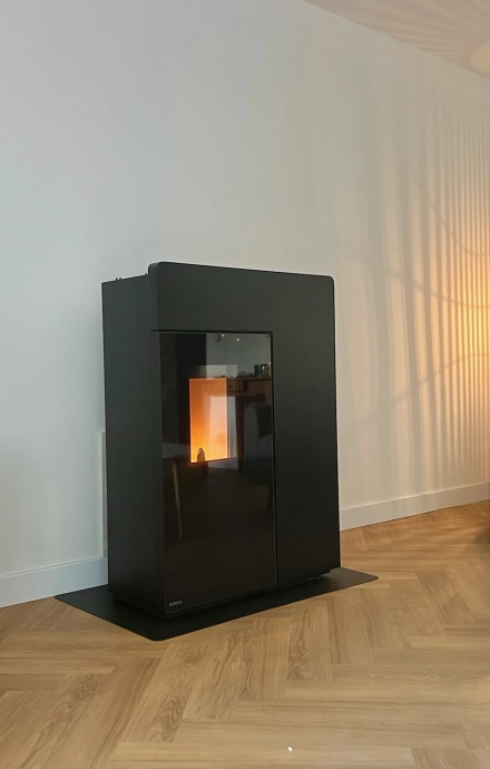 Poêle à pellets Rika Domo en finition noir mat à Caen