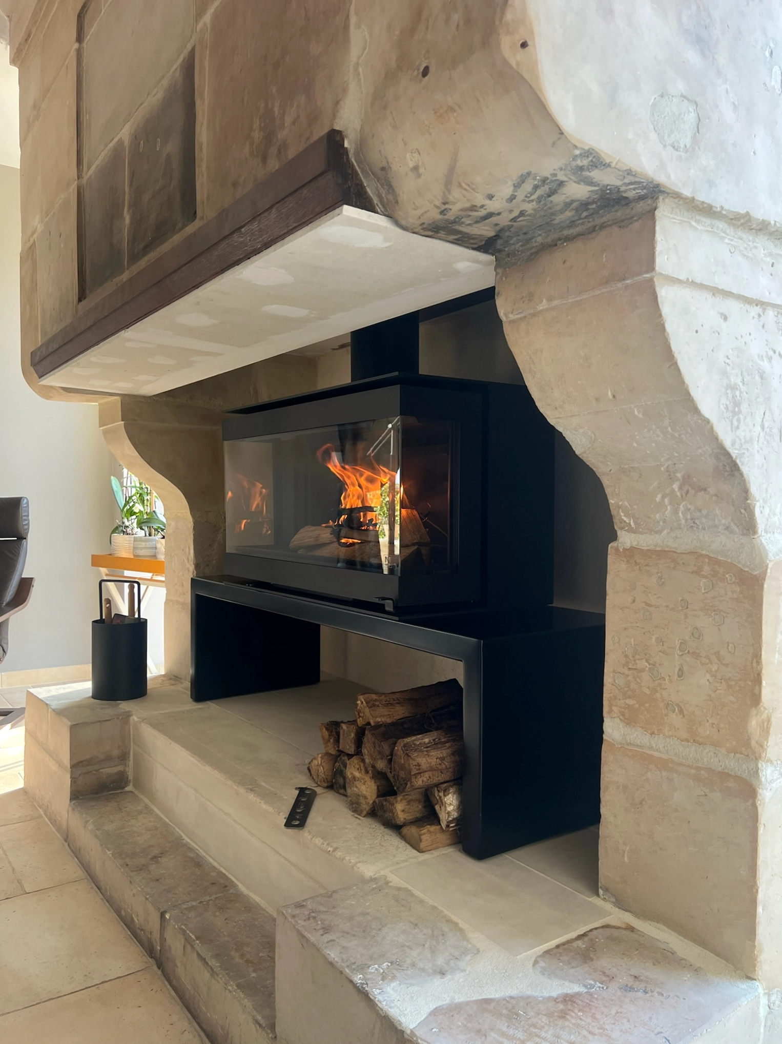 Pose d’un poêle à bois M Design Venus sur banquette en Normandie