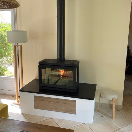 Poêle à bois Jotul F620 sur banquette en granit à Douvres-la-Délivrande