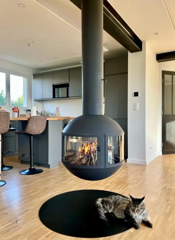 Pose d'une cheminée suspendue à bois en Normandie