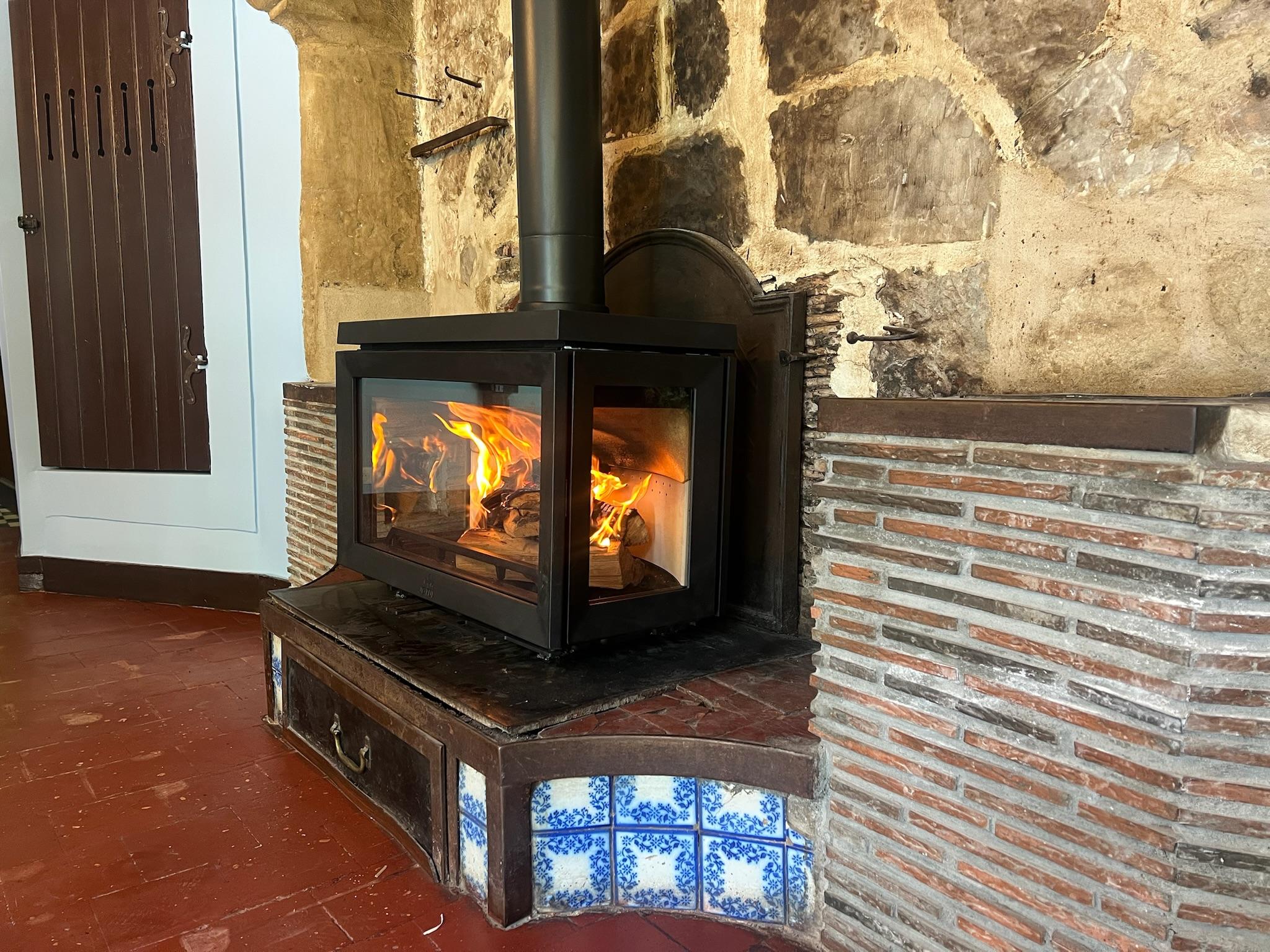 Mise en place d’un poêle à bois Jøtul F620 sur une cheminée à Houlgate