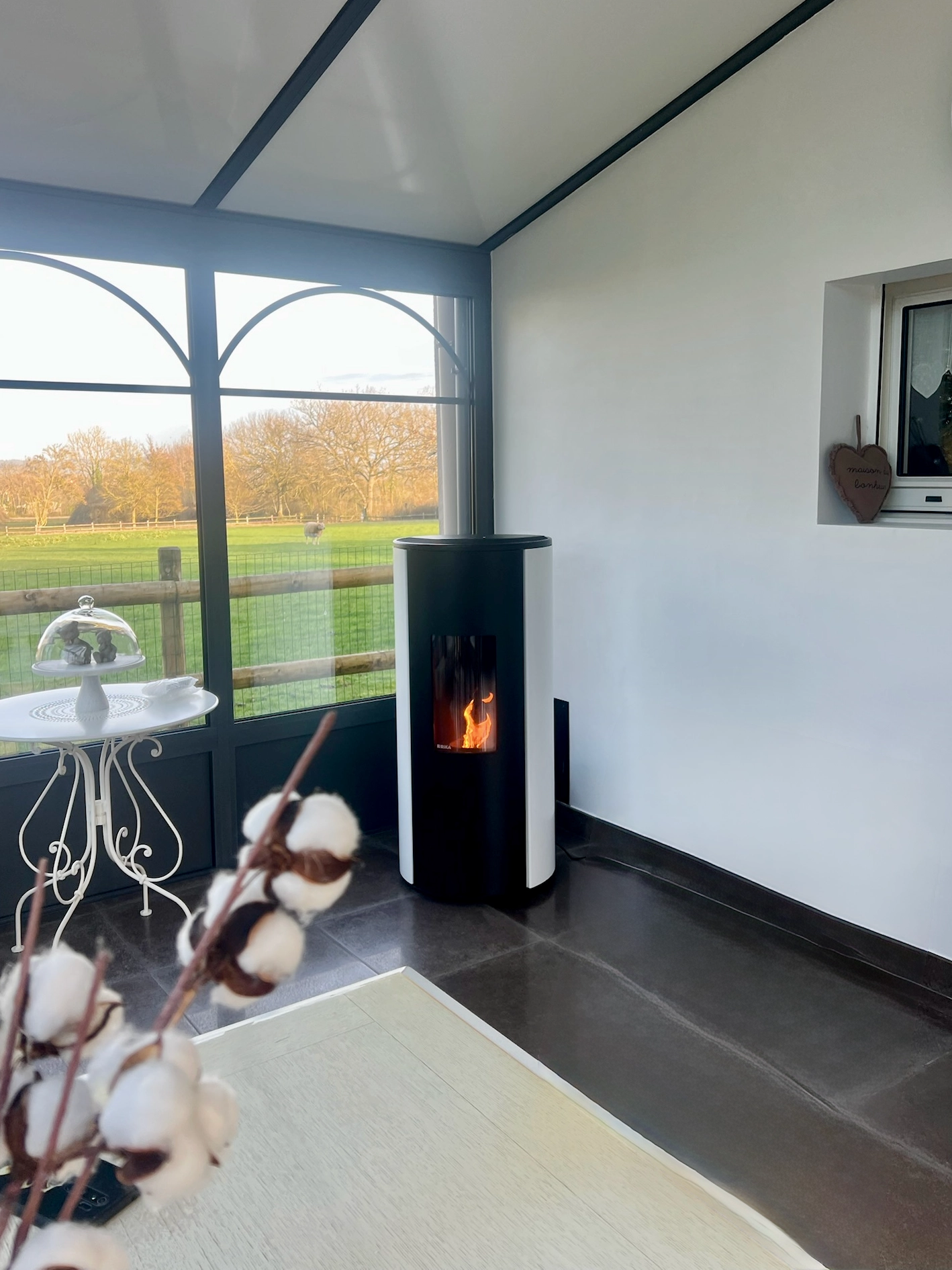  Installation d’un poêle à granulés au design arrondi Rika à Magny-le-Freule