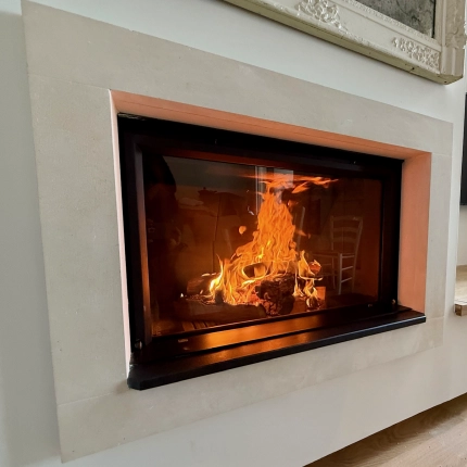 Pose d’une cheminée bois M-Design avec cadre en pierre de pays à Saint-Aubin-sur-Mer