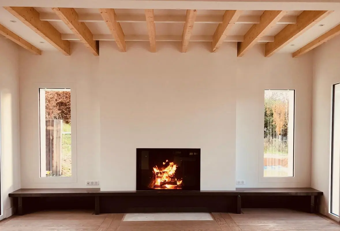 Pose d'une cheminée à bois-bûche Luna diamond 1150H M design à Trouville