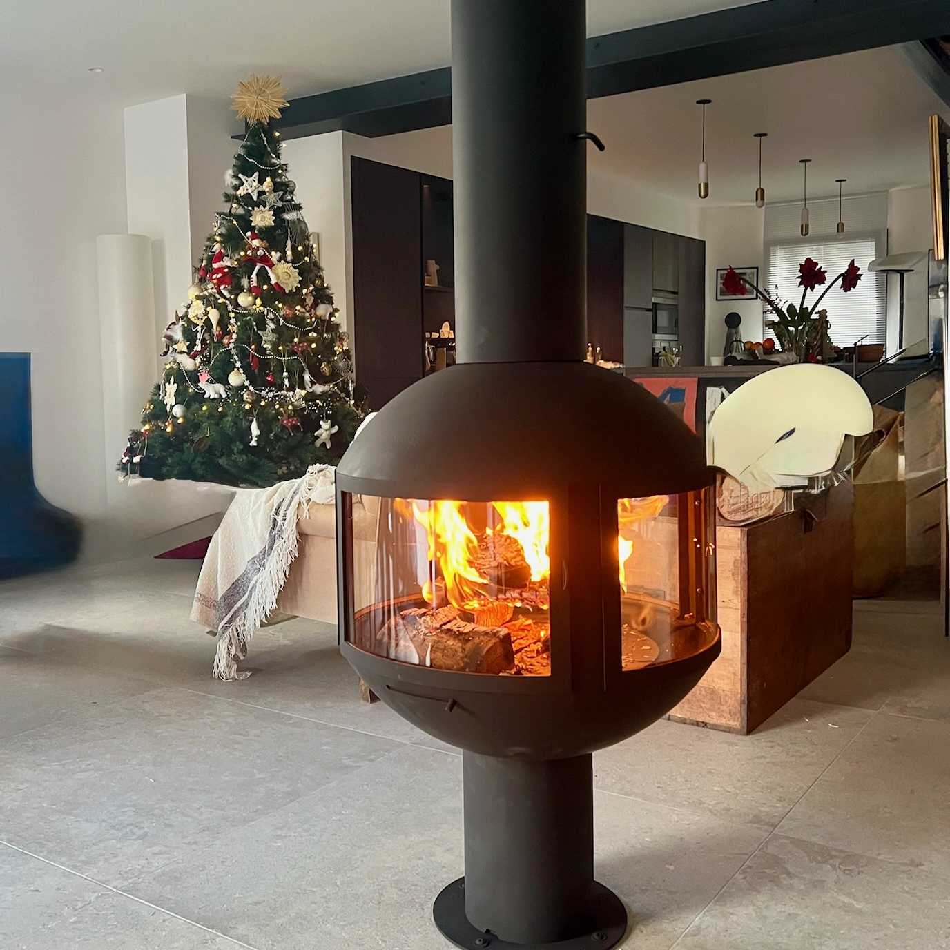 Installation d'une cheminée bois design Focus à Creully