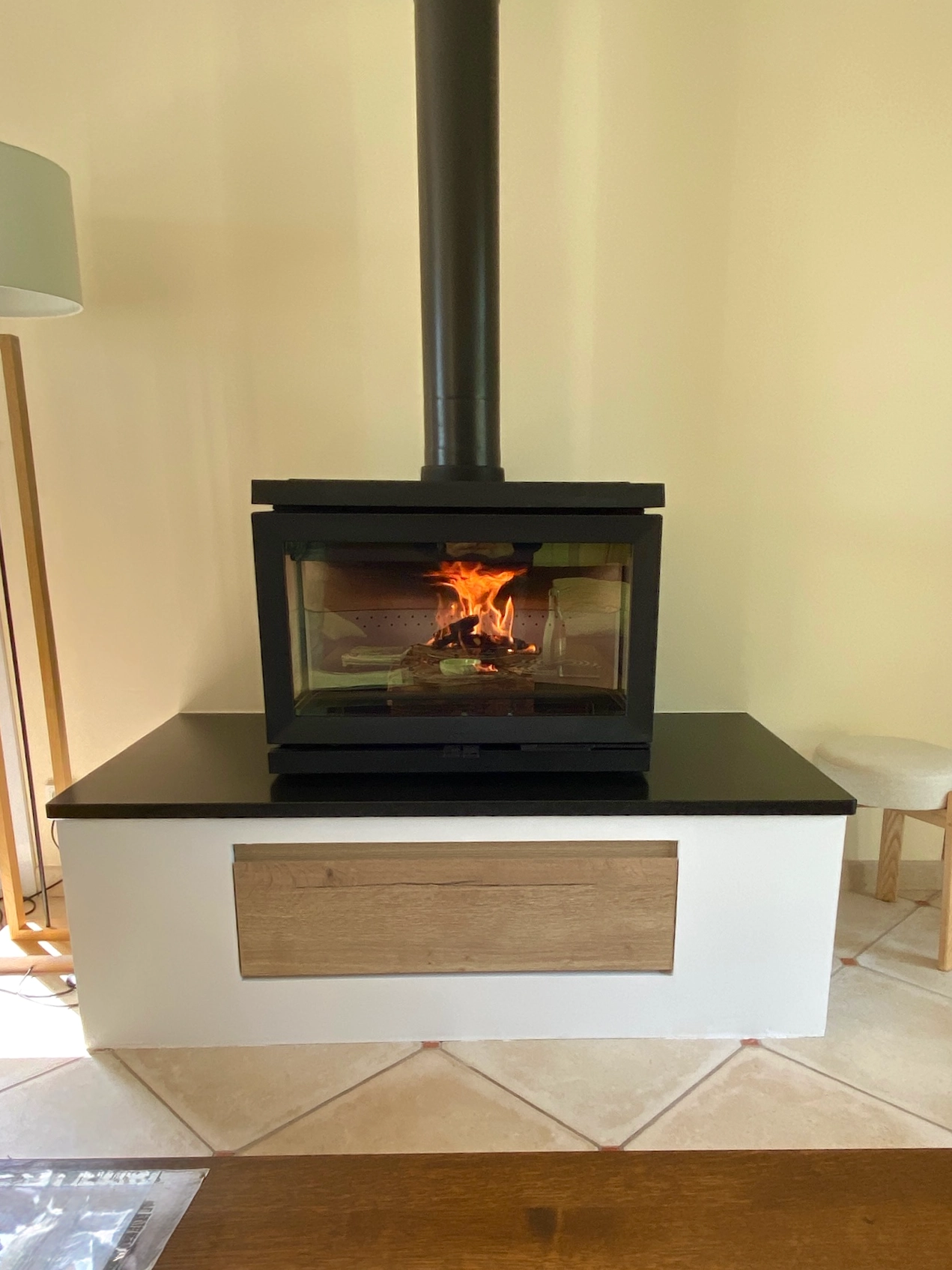 Poêle à bois Jotul F620 sur banquette en granit à Douvres-la-Délivrande