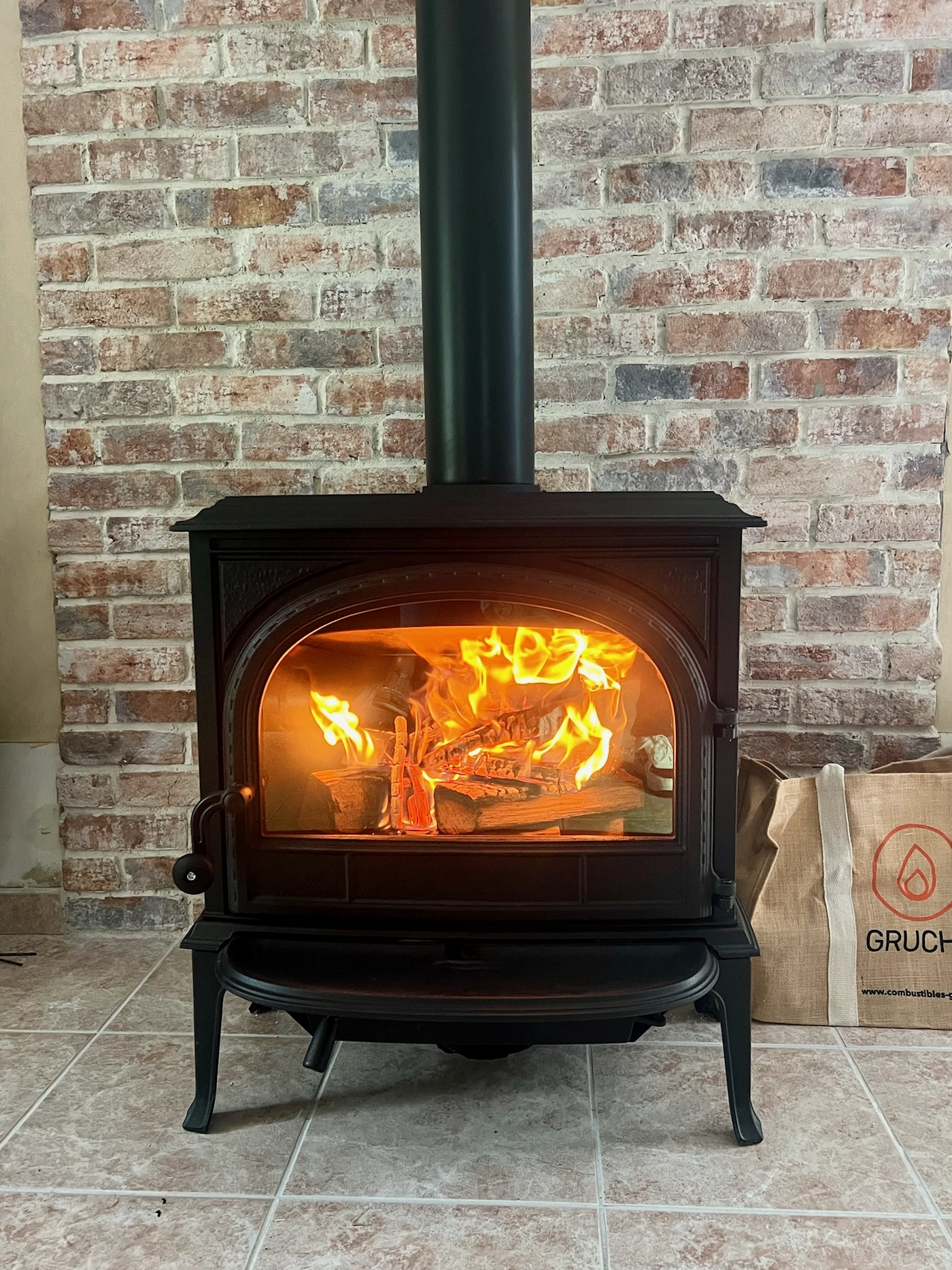 Poêle à bois Jotul F400 installé dans une maison à Mondeville
