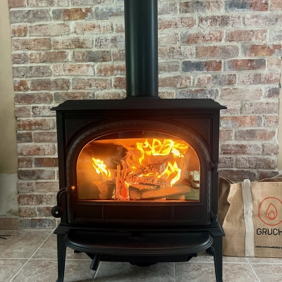 Poêle à bois Jotul F400 installé dans une maison à Mondeville