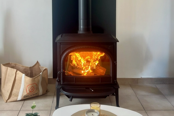 Installation d'un poêle Jotul F400 avec plaques murales en fonte à Mondeville