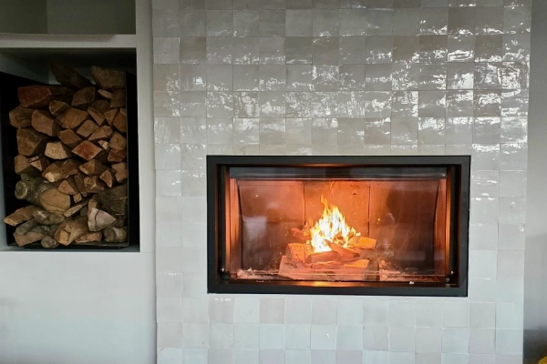 Pose d’une cheminée bois M-Design avec habillage en zellige à Benerville