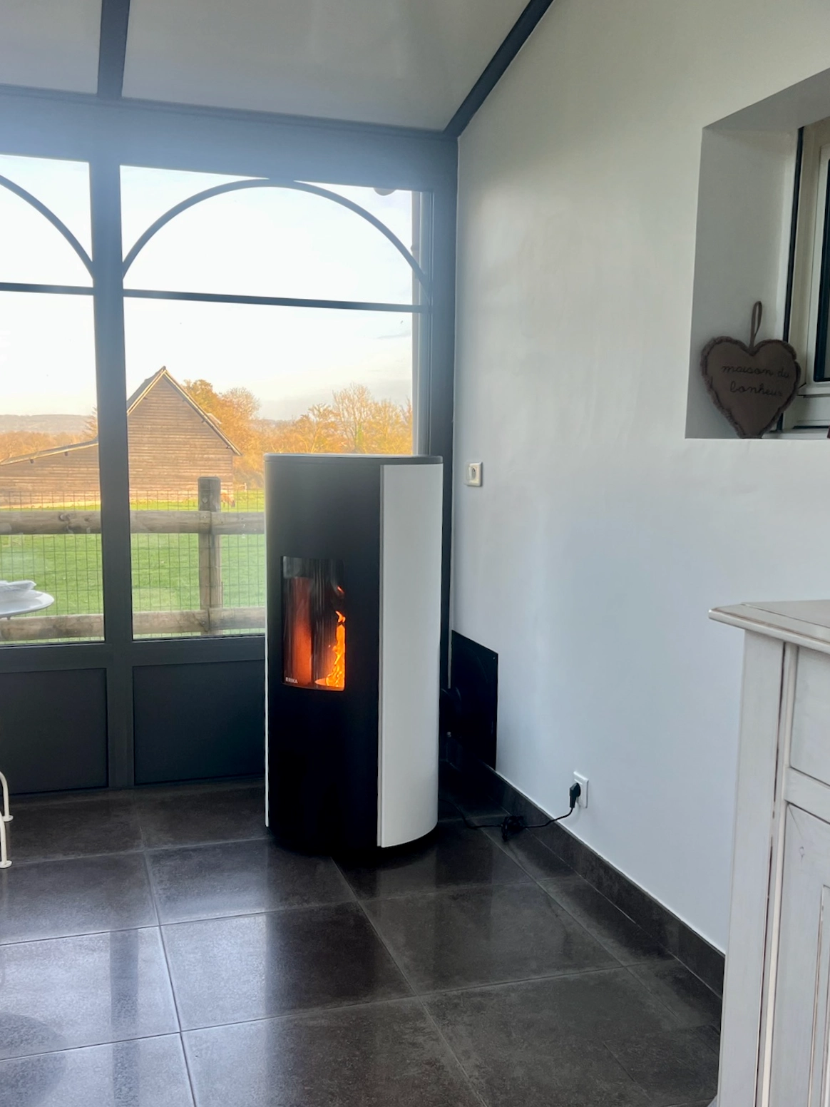  Installation d’un poêle à granulés au design arrondi Rika à Magny-le-Freule