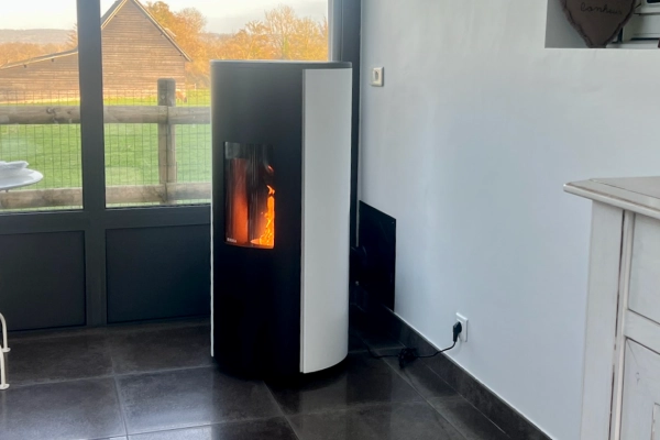  Installation d’un poêle à granulés au design arrondi Rika à Magny-le-Freule