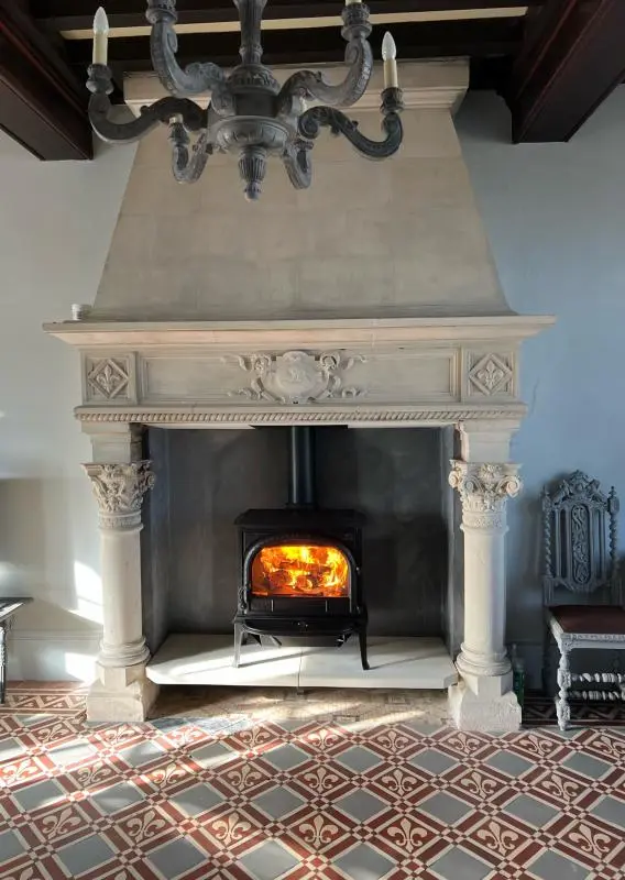 Nouvelle réalisation avec le poêle à bois best seller de Jotul, le F400