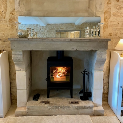 Installation d’un poêle à bois Jotul au design minimaliste à Fontaine-Henry