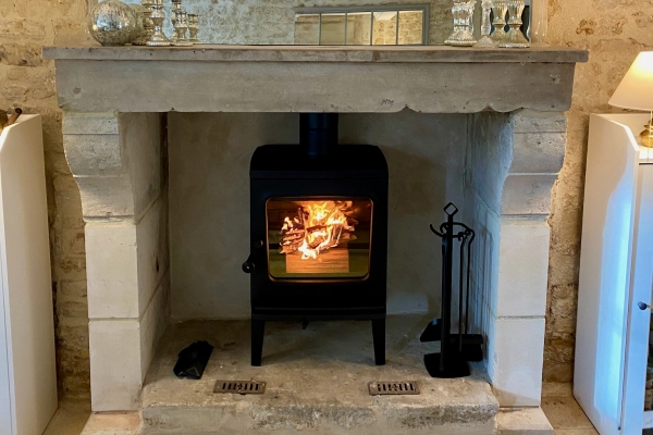 Installation d’un poêle à bois Jotul au design minimaliste à Fontaine-Henry