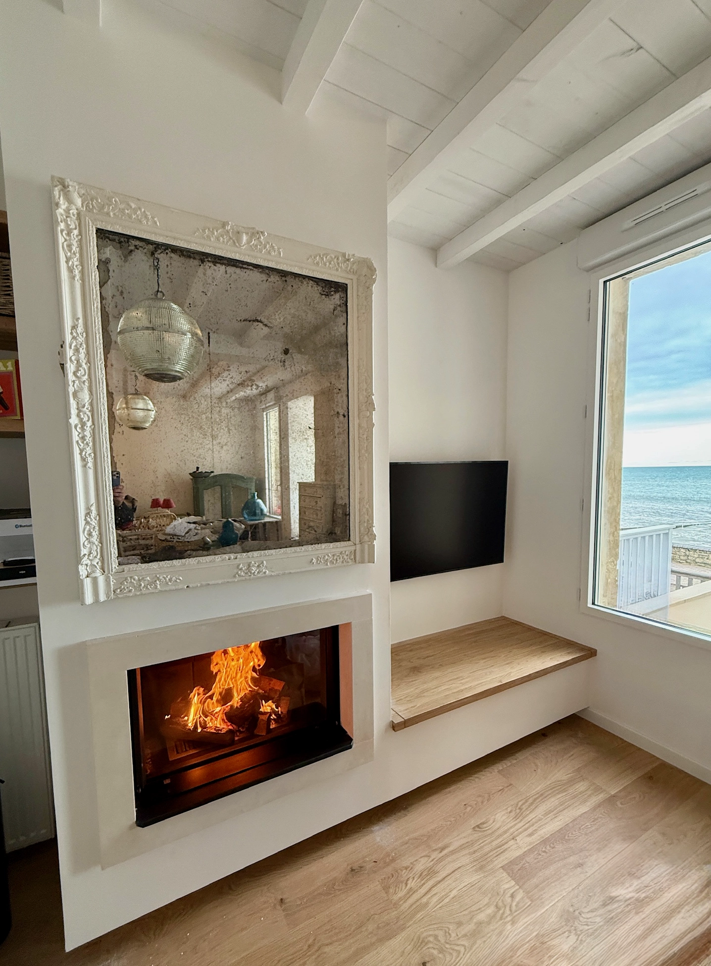 Pose d’une cheminée bois M-Design avec cadre en pierre de pays à Saint-Aubin-sur-Mer