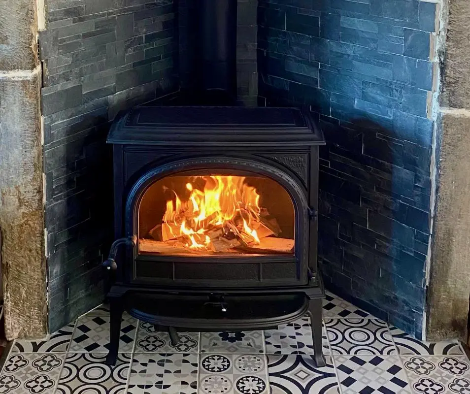 Réalisation à Clécy pour l'installation d'un poêle Jotul F400