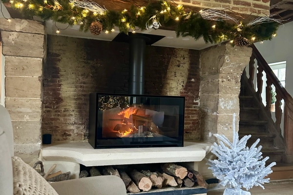 Installation d’un poêle à bois Scan 1007 avec une grande chambre de combustion