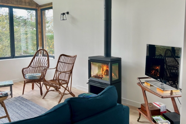 Aménagement d’un poêle à bois Jotul F520 dans le Calvados